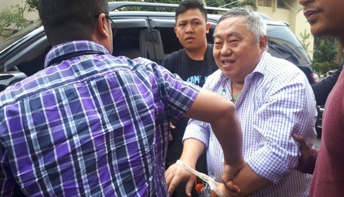 Lieus Sungkharisma Tiba Di Polda Metro Dengan Tangan Diborgol