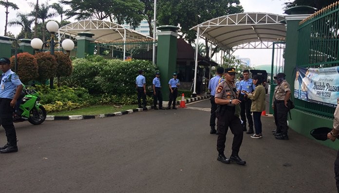 Aksi 22 Mei, Aktivitas DPR Dan MPR Diliburkan