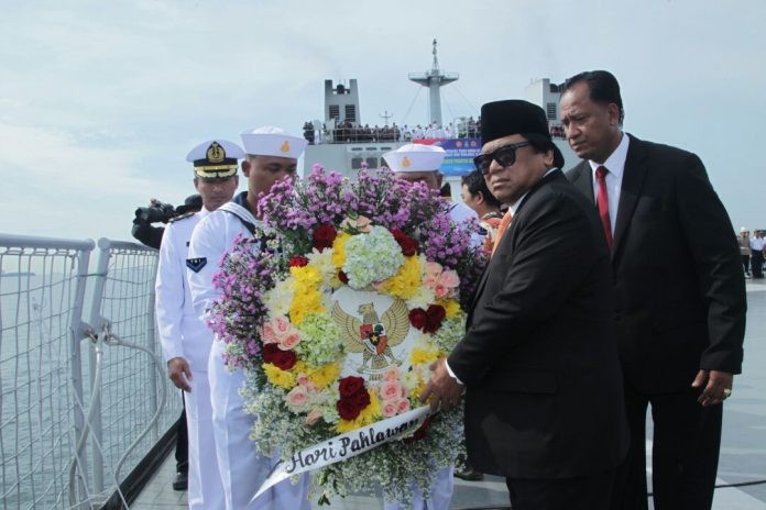 Hari Pahlawan, Ketua DPD Tabur Bunga Di Laut