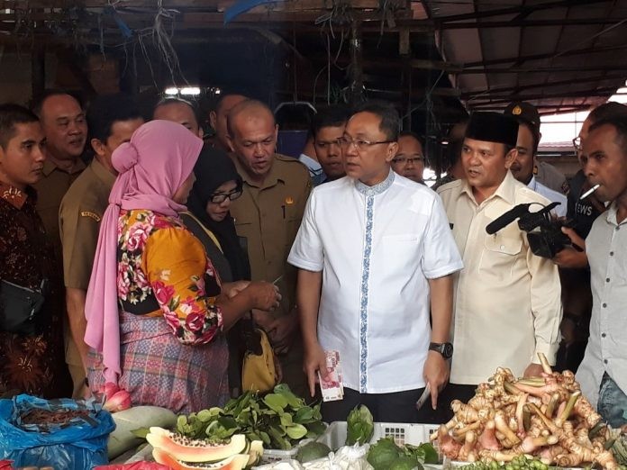 Datangi Pasar Tradisional Lambaro, Ketua MPR RI: Ekonomi Di Aceh Bagus Perlu Di Tingkatkan Lagi