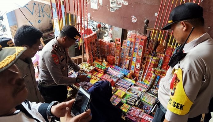Libatkan Ormas, Polsek Cibarusah Razia Petasan