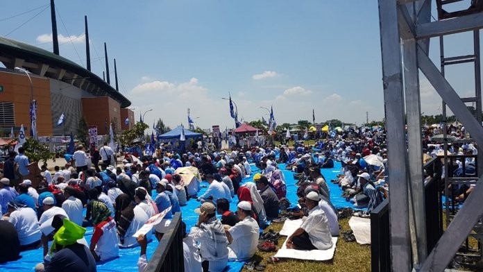 Tunggu Kedatangan Prabowo, Massa Sholat Jumat di Lapangan Pakansari