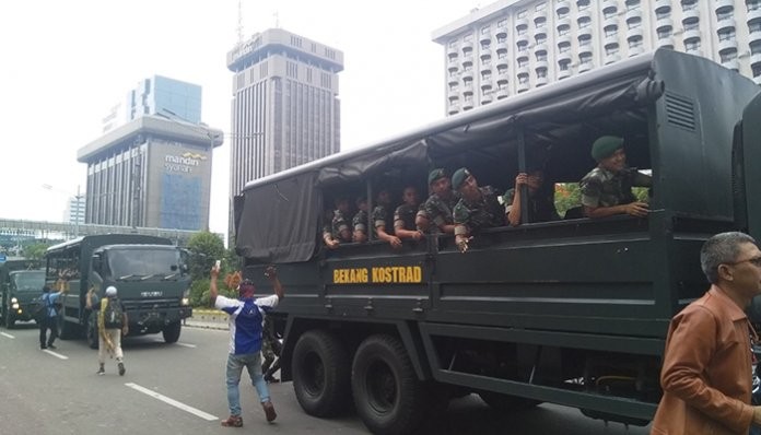 Kedatangan TNI Disambut Sukaria Massa Aksi 22 Mei