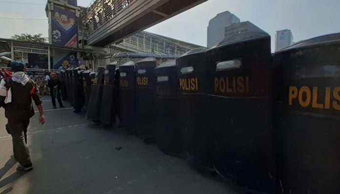 Bentrok Di Tanah Abang, Massa Dan Polisi Saling Lempar Batu Hingga Meja