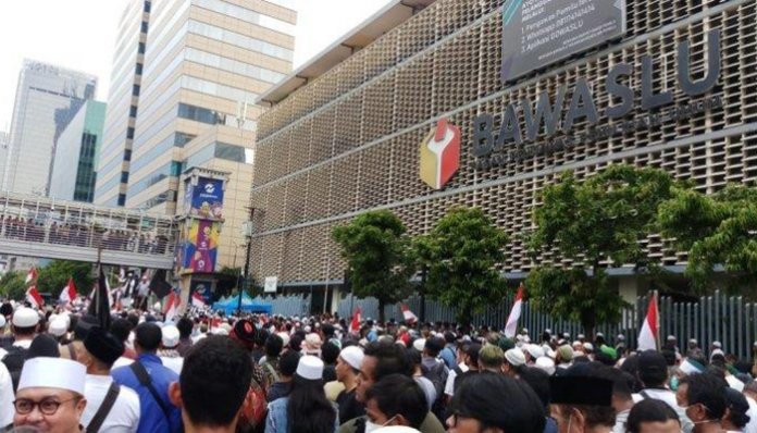 Watercanon Hingga Barakuda Disiagakan, Massa Mulai Padati Markas Bawaslu