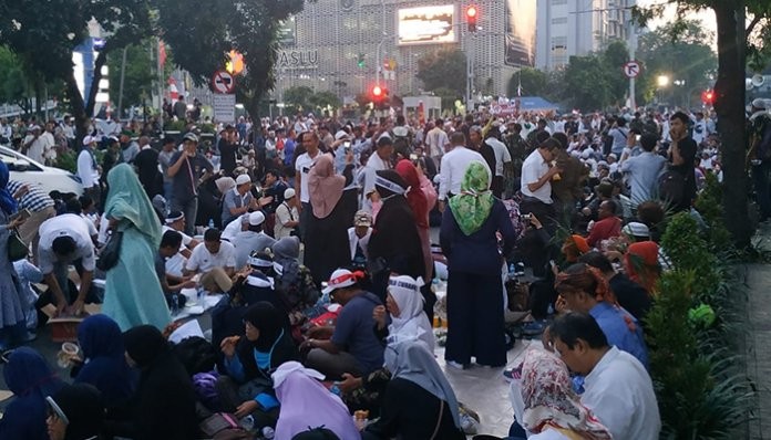 Massa Aksi Tolak Pemilu Curang Gelar Buka Puasa Bersama Depan Markas Bawaslu