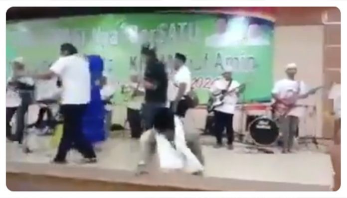 Seorang Kiai Terjatuh Saat Asyik Bergoyang Di Deklarasi 01