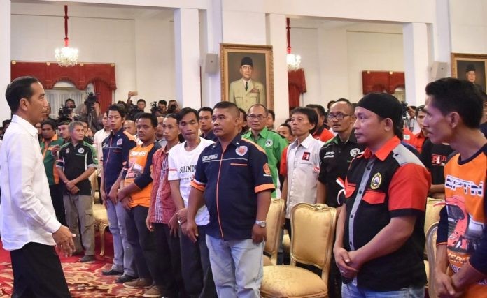 Sampaikan Keluhan, 80 Sopir Truk Geruduk Istana