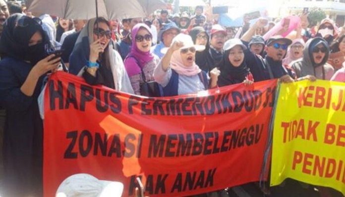 Ratusan Wali Murid Di Surabaya Gelar Aksi Tolak Sistem Zonasi