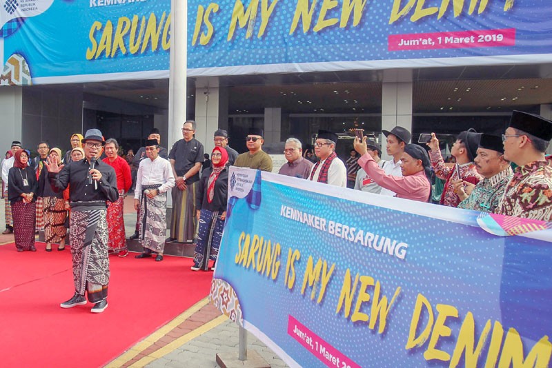 Menaker Hanif Dhakiri Promosikan Sarung Nusantara