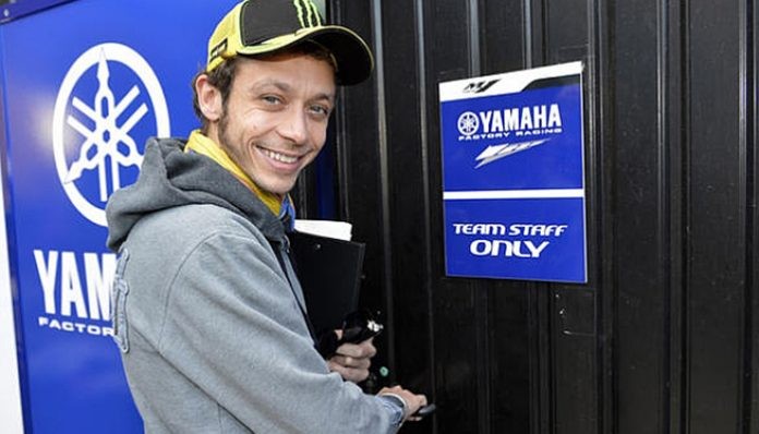 Heboh Tukang Servis HP Mirip Valentino Rossi