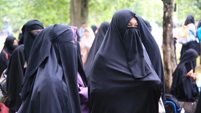 Gelar Aksi “Peluk Saya”, Wanita Bercadar Bukan Teroris