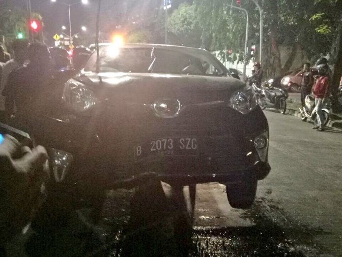 Minibus tabrak Separator Busway Di Permata Hijau