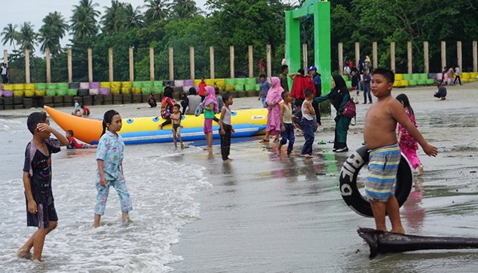 Warga Serbu Pantai Sarang Tiung