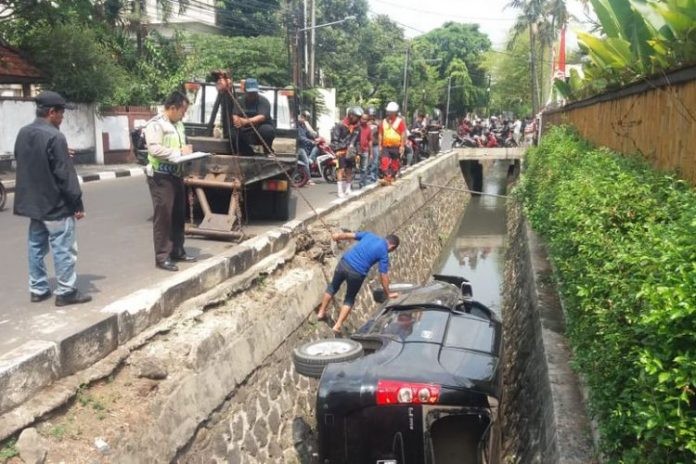 Mobil Xenia Masuk Ke Selokan