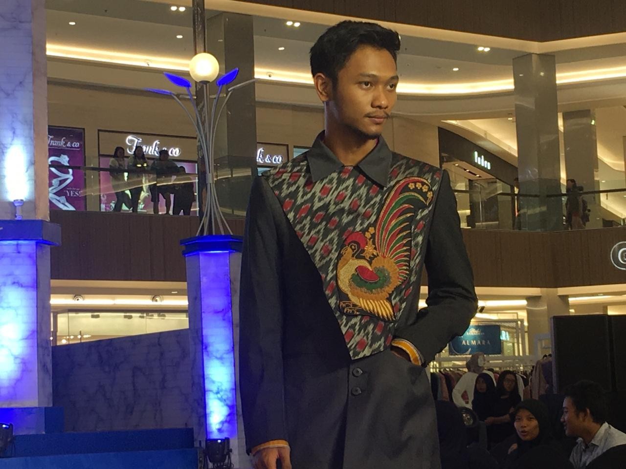 Tema Busana Ayam Jago Meriahkan Modes Show di Bulan Ramadhan