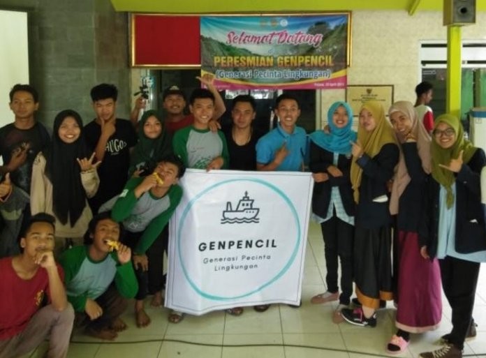 Mahasiswa FE Unesa Dirikan Genpencil Guna Kurangi Sampah di Pantai