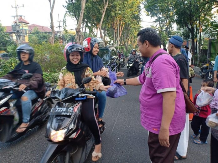 530 Takjil Ditebar Ikatan Alumni Perisai Diri Smantass di Surabaya