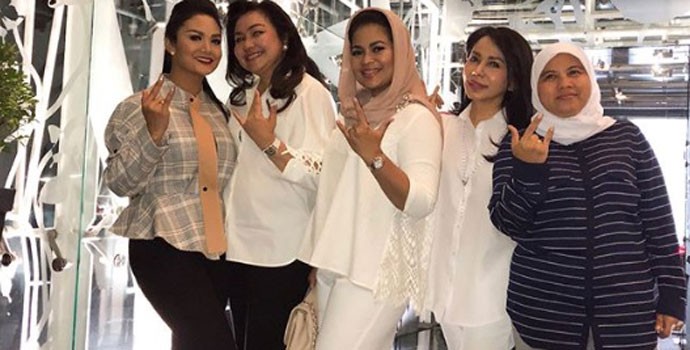 Jadi Caleg PDIP, Krisdayanti Pamer Salam Metal