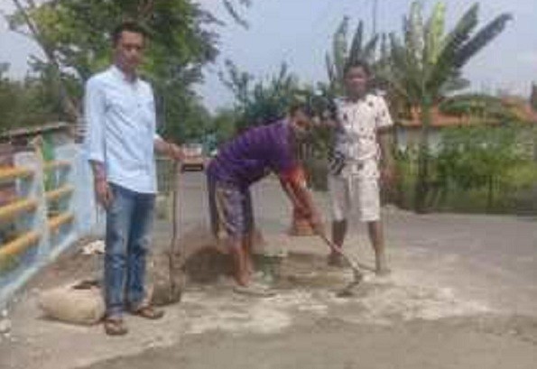 Peduli Keselamatan Warga, Kades Sukabakti Tambal Jembatan Jute