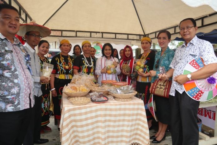 Bintang Puspayoga Dorong Pengrajin Batik Gedog Lakukan Inovasi