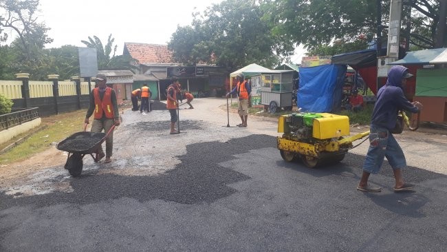 Pengaspalan di Depan Kantor Camat Cibitung Diduga Tak Maksimal