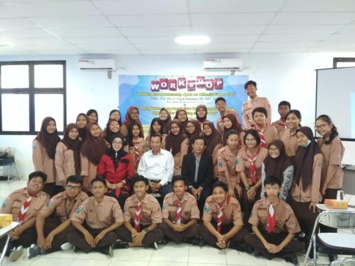 Siswa SMA Labschool Unesa Belajar Entreprenuership Melalui Workshop