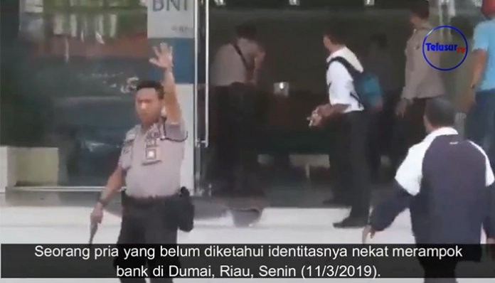 Video: Pria Bawa Parang Rampok Bank BNI