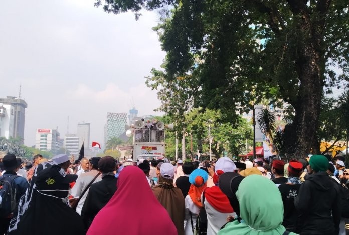 Ratusan massa masih berkumpul di depan sekitaran Monas, depan Patung kuda di Jalan Merdeka, Jakarta.