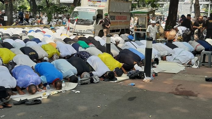 Massa Kawal Sidang MK Gelar Sholat Dzuhur Berjamaah