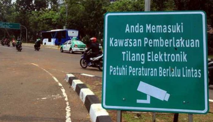 Hari Pertama Penerapan E-TLE, Banyak Pengemudi Tertangkap Karena Main HP