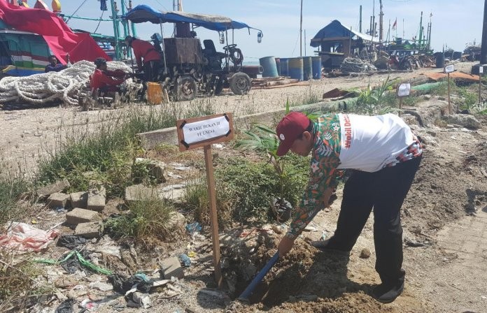 Peduli Lingkungan, PKM-M Unesa Tanam 100 Pohon di Pesisir Pantai Tuban