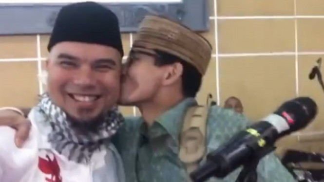 Dicium Sandi, Ahmad Dhani Sebut Itu Kecupan Mesra