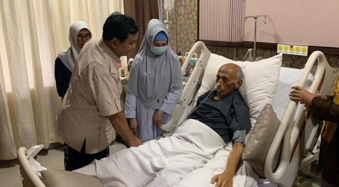 Prabowo Besuk Jenderal Toisutta yang Terbaring Sakit di RSPAD