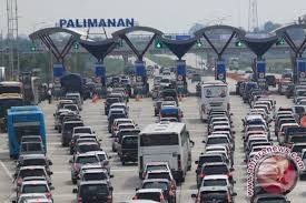 Arus Mudik di Tol Japek Alami Penumpukan Kendaraan
