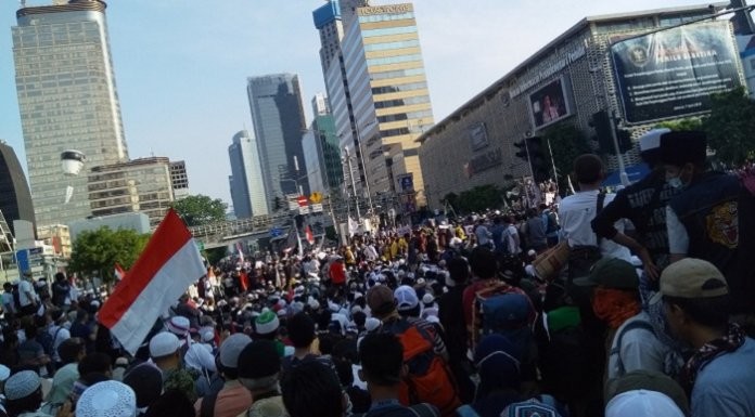 Gedung Bawaslu Jadi Sasaran Lemparan Kembang Api