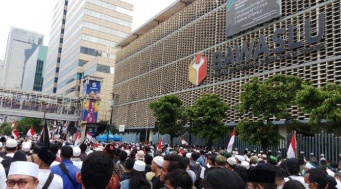 Seorang Provokator Suruh Anak Kecil Lempar Kembang Api, Langsung Diamankan Massa Aksi
