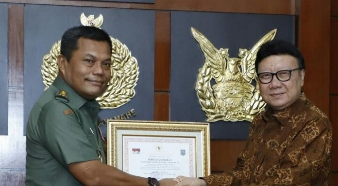 Mendagri Berikan Piagam Penghargaan Kepada 3 TNI yang Gugur Amankan Pemilu