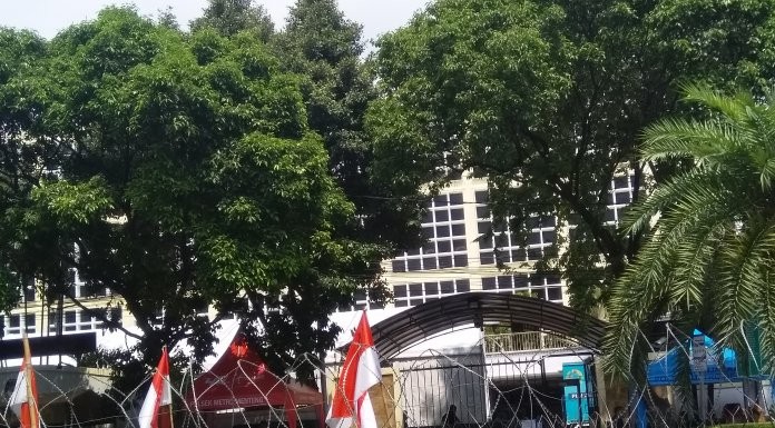 Sambut Demo, Kawat Berduri Dipasang Rapi Depan Kantor KPU