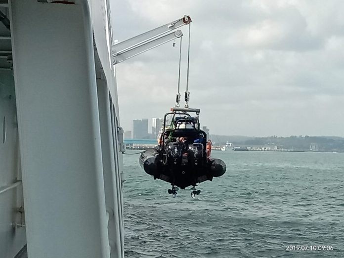Indonesian Coast Guard dan USCG Evakuasi Korban di Laut