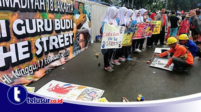 Prihatin Terhadap Guru Budi, Anak-Anak SMA Melukis Di Pinggir Jalan