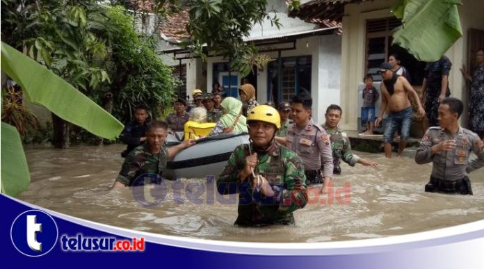 Banjir Bandang Terjang Brebes, TNI AD Gunakan LCR Evakuasi Warga