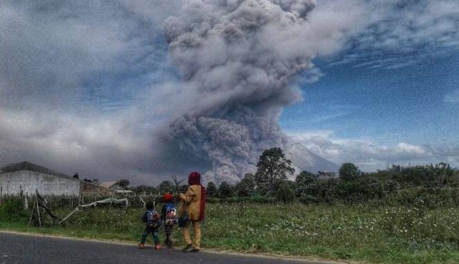 Gunung Sinabung Semburkan Awan Panas Hingga 5.000 Meter