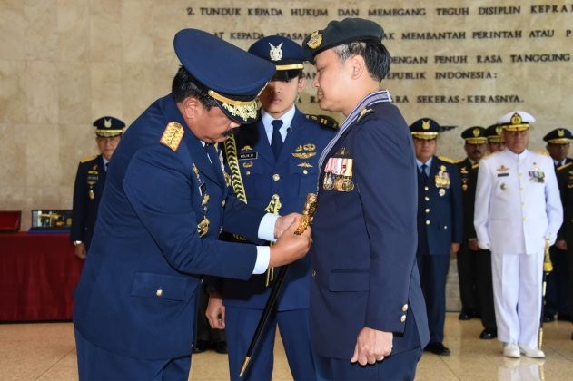 Panglima TNI Sematkan Bintang Swa Bhuana Paksa Utama Kepada Mantan Kasau Singapura