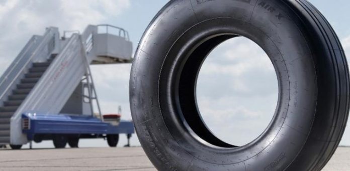 Duar… Ban Belakang Pesawat Cargo Pecah