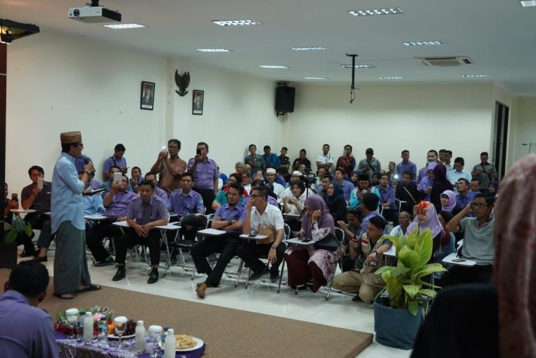 Datang ke PT Pismatex, Sandi: Saya Doang yang Pakai Sarung