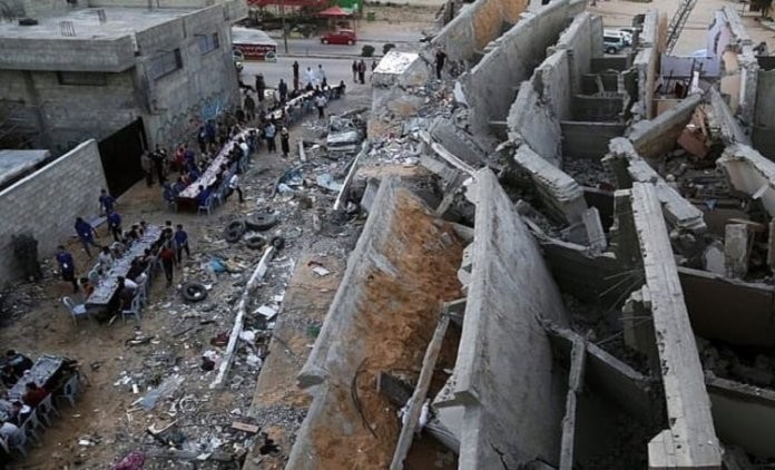Warga Palestina Buka Puasa Bersama di Tengah Puing Gedung di Kota Gaza