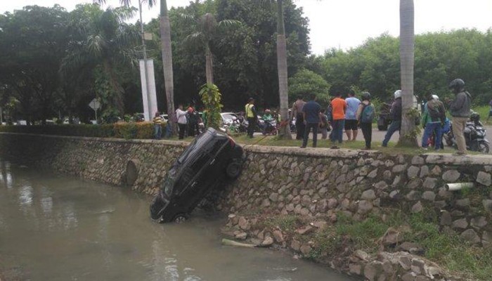 Ngantuk, Mobil Taksi Online Tercebur Kali