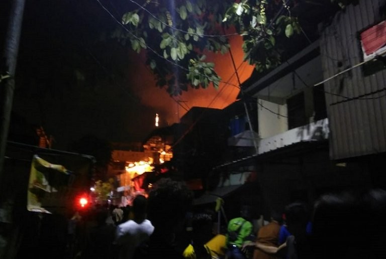 Tengah Malam, Si Jago Merah Lalap Krukut Lio