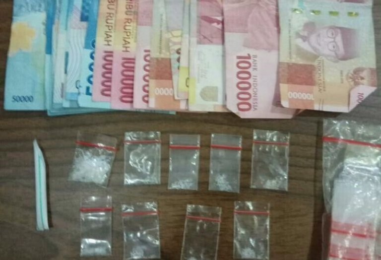 Polisi Dilempari Batu Saat Lakukan Penggerebekan Narkoba di Kampung Ambon